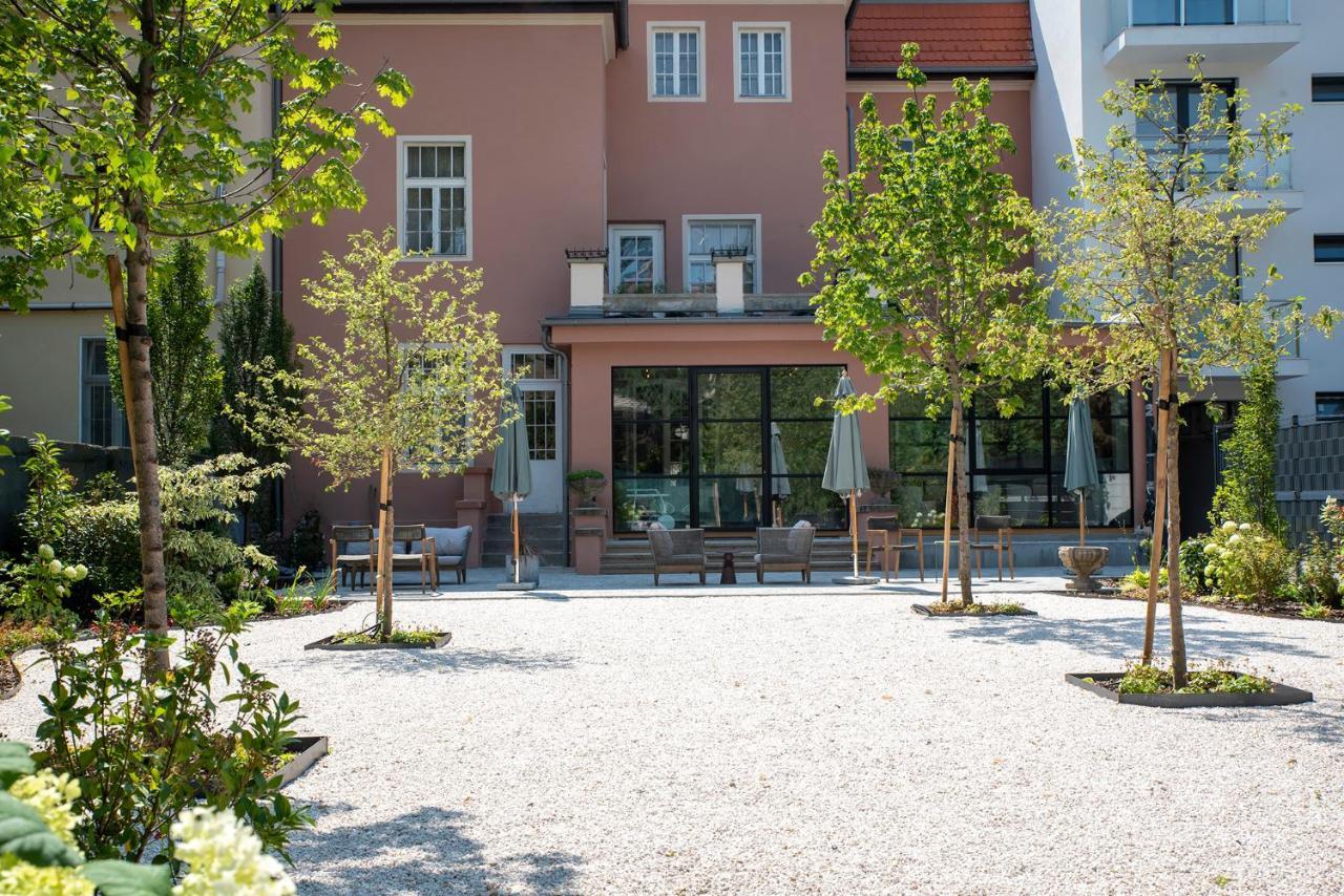 Nest Hotel Gyor Exterior photo