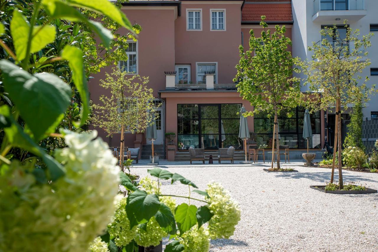 Nest Hotel Gyor Exterior photo